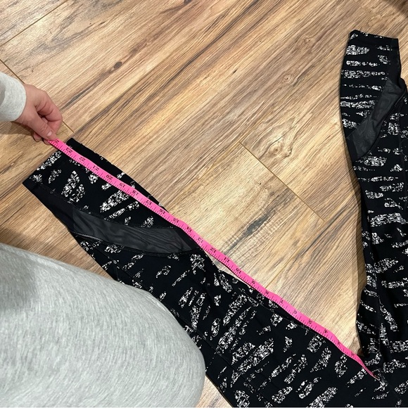 Lululemon Crop Capri Black and White Patterned Legging - Picture 4 of 6